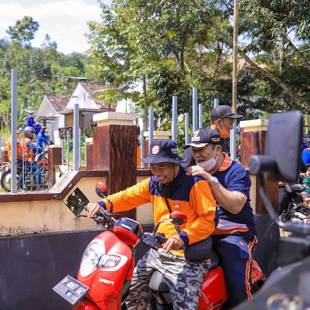 Bupati Hendy Mbonceng Motor pun Jadi Temui Mbah Lima di Dusun Gendir yang Rumahnya Rata dengan Tanah